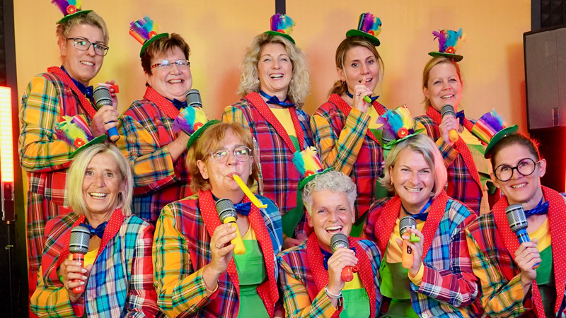 Eine Kostümierte Frauengruppe posiert für ein Gruppenfoto