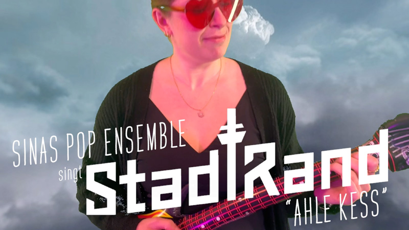 Karnevalistin mit Luftgitarre, Standbild in einem Musikvideo
